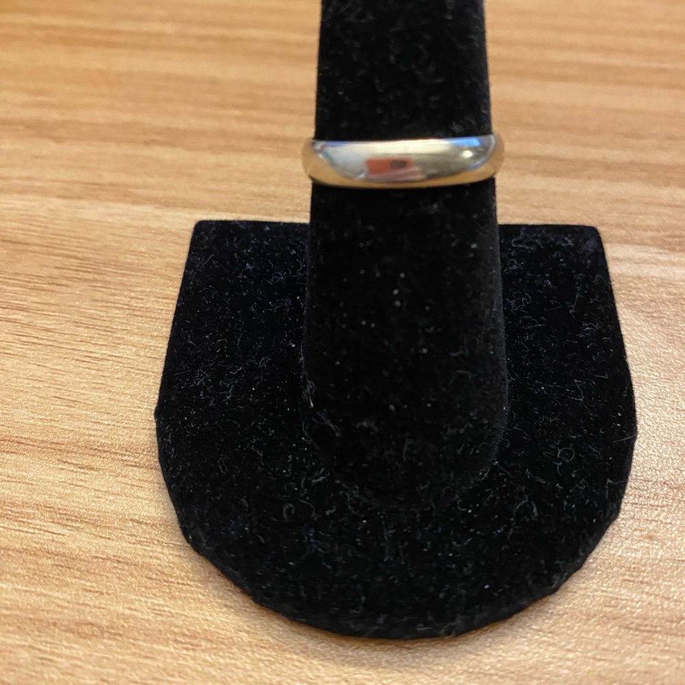 14K solid white gold Band Ring
2.6 Grams. Size 7.75